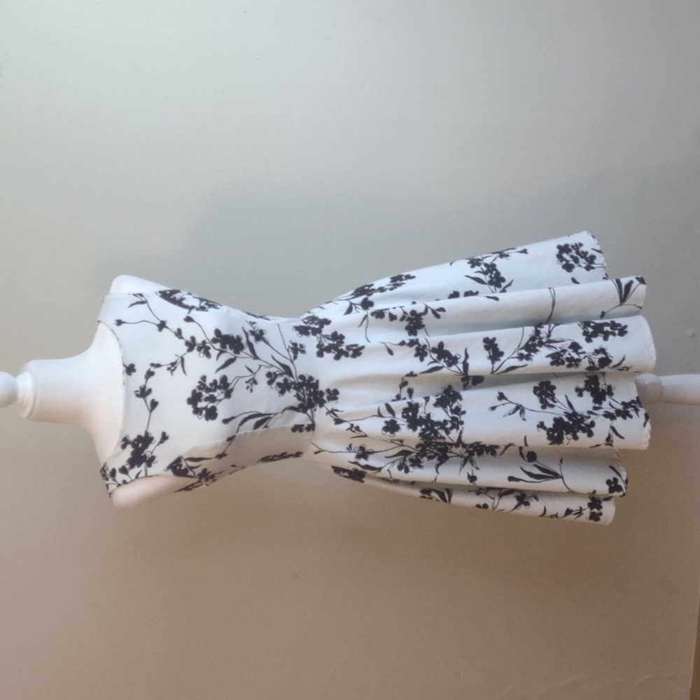 Feldie black and white sleeveless dress. Size S